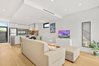 8L 3BR Home with Courtyards, Steps to Train and Mall - - 9