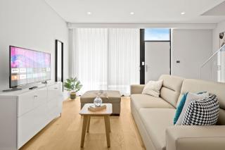 8L 3BR Home with Courtyards, Steps to Train and Mall - - 7