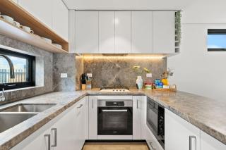 8L 3BR Home with Courtyards, Steps to Train and Mall - - 8