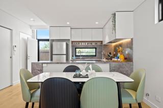 8L 3BR Home with Courtyards, Steps to Train and Mall - - 4