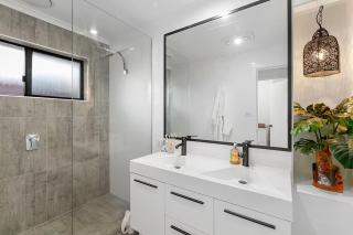 Modern Luxury Pool Oasis - Buddina - 2