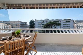 Spacious 1-Br Apartment with Terrace Heart of Cannes - 9