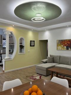 Central Comfort 2BR with Lush Living Room - Tirana - 0