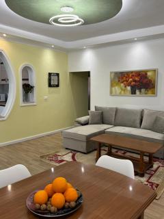 Central Comfort 2BR with Lush Living Room - Tirana - 8