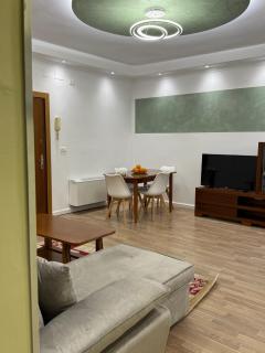 Central Comfort 2BR with Lush Living Room - Tirana - 4