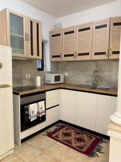 Central Comfort 2BR with Lush Living Room - Tirana - 5