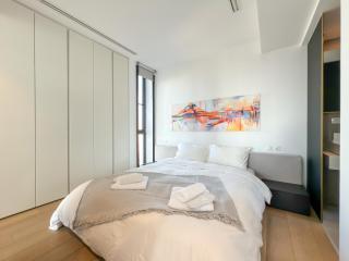 Luxury Loft with Private Jacuzzi - 8