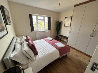 Burnham-Slough Spacious Six Bedroom House - Burnham - 6