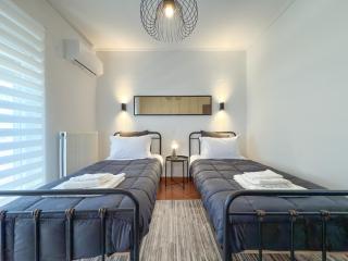 West Side Apt with Private Parking near Exhibition Center - Atene - 8
