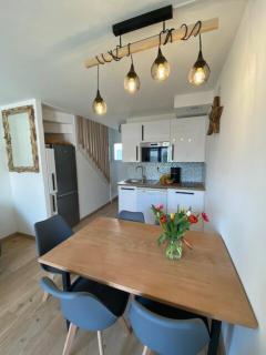 Cozy Renovated House with South-Facing Patio and Parking - 4