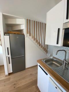 Cozy Renovated House with South-Facing Patio and Parking - 5