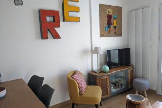 Cozy Renovated House with South-Facing Patio and Parking - 8