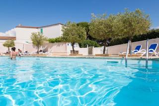 Cozy Renovated House with South-Facing Patio and Parking - 6