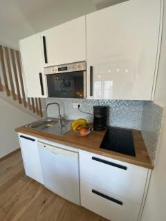 Cozy Renovated House with South-Facing Patio and Parking - 1