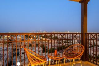 Premium 1BR with Iconic Skyline Views with Balcony & Pool - 4