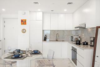 Premium 1BR with Iconic Skyline Views with Balcony & Pool - 2