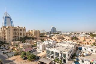 Premium 1BR with Iconic Skyline Views with Balcony & Pool - 3