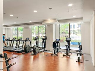 Premium 1BR with Iconic Skyline Views with Balcony & Pool - 5