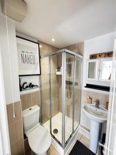 DeLux Room with Private Parking, Sleeps 2, Perfect for Cotswold Getaway, Easy A419 Access - 2