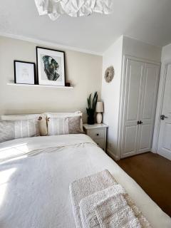 DeLux Room with Private Parking, Sleeps 2, Perfect for Cotswold Getaway, Easy A419 Access - 3
