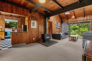 Lakeside Villa - Lake Rotoiti Holiday Home - 7