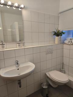 BOARDINGHOUSE PD25 ALTE FEUERWACHE I Unterkunft mit Einzel- und Doppelzimmer I 3min CityHospital I Monteure I Smart TV I Einzelbetten I Küche I Gemeinschaftsraum I Wasch I P - 6