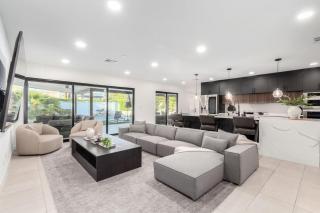 Luxury 4BR Retreat Heated Pool, Mini Golf and BBQ - Phoenix - 9