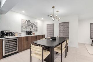 Luxury 4BR Retreat Heated Pool, Mini Golf and BBQ - Phoenix - 2
