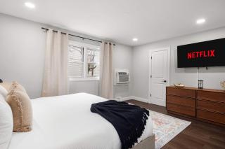 Modern Luxe 2BR King Suite Easy trip to NYC - 3