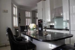 Luxury King Suite: Tub, WiFi and Central Location - Swansea - 4