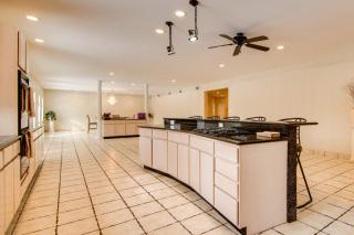 Hot Tub and Sauna Hoffman Estates Villa in Elgin! - Elgin - 2