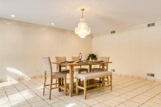 Hot Tub and Sauna Hoffman Estates Villa in Elgin! - Elgin - 1