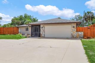Saltwater Pool, Pet Friendly, Grill and Picnic Table - A Time for Paws - Roelens Vacations - Venice - 1