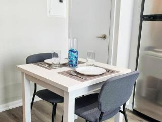 Luxury CN Tower Suites - Save on Monthly Stays - 2