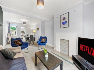 Cosy 3 Bedroom house with free parking, Sleep 6, Close to City - 0