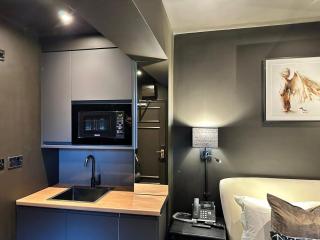 Small Studio with En Suite Bath & Kitchenette - 6