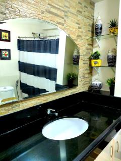 Elegant 2BR Flat in QC with Netflix and Parking!! - Manila - 6