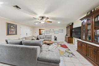 Cajun Stays Cozy 3BR Ranch Near Lafayette with WiFi and Parking - Broussard - 0
