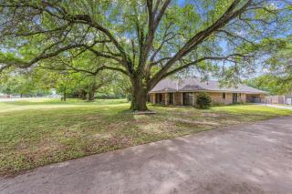 Cajun Stays Cozy 3BR Ranch Near Lafayette with WiFi and Parking - Broussard - 4