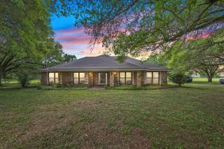 Cajun Stays Cozy 3BR Ranch Near Lafayette with WiFi and Parking - Broussard - 9