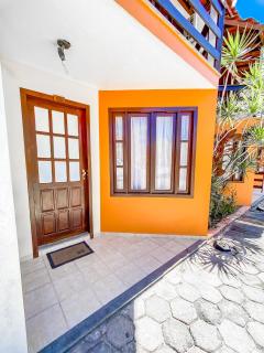 Casas com 2 suítes (ambas com ar split) e internet privativa 300MBPS, no Residencial Village do Bosque, condomínio com quiosques com churrasqueiras , piscina, sauna portaria 24hrs, a aproximadamente 200m da praia de Taperapuã Axé Moi - Porto Seguro - 4