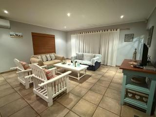 Barking Beach Cottage, Sandbaai - Pet Friendly - Hermanus - 0