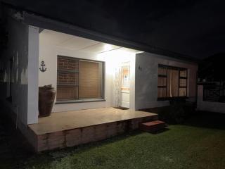Barking Beach Cottage, Sandbaai - Pet Friendly - Hermanus - 2