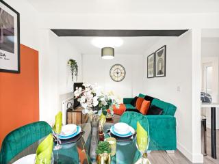 Contractors Stay-Sleeps 7- Parking, Stylish, Comfy Beds - 2