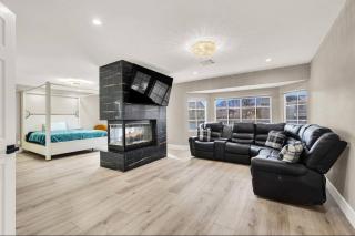 Luxe 5BR Home with Pool BBQNear Strip - 9