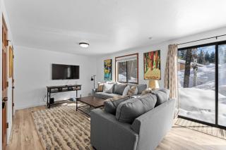 Happy Hideaway - Aspen Village Condo w seasonal pool, close to lake, park, golf, and downtown - McCall - 4