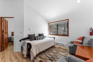 Happy Hideaway - Aspen Village Condo w seasonal pool, close to lake, park, golf, and downtown - McCall - 1
