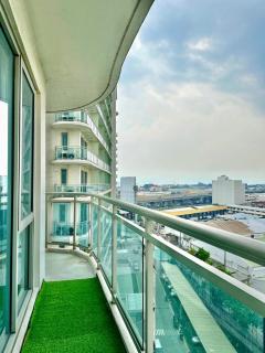 2BR condo Azure Netflix, Karaoke & Board games - 3