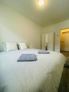 WestSide Garden Modren Family Apartment with Parking - 2