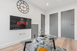 Charming 2BR home in Coventry Free Street Parking - 7